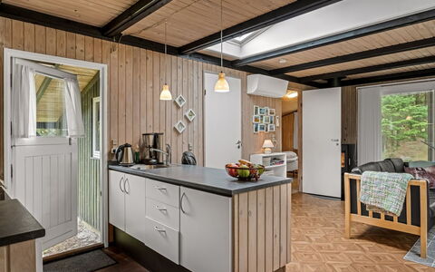 Hardina - 1Km from the Sea: Køkken, Træ, Countertop, Køkken Apparat, Indretning, Gulvbelægning, Møbel, Loft, Cabinetry, Større Bandage