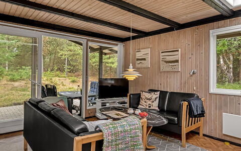 Hardina - 1Km from the Sea: Træ, Indretning, Møbel, Gulvbelægning, Etage, Stue, Loft, Hjem, Couch, Værelse