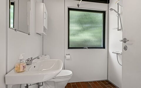 Hardina - 1Km from the Sea: Sanitærarmatur, Badeværelse, Vvs, Håndvask, Badeværelsesvask, Tap, Toilet, Toiletbræt, Stueplante