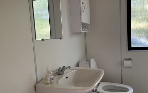 Hardina - 1Km from the Sea: Sanitærarmatur, Badeværelse, Toiletbræt, Håndvask, Vvs, Badeværelsesvask, Etage, Toilet, Tap, Spejl