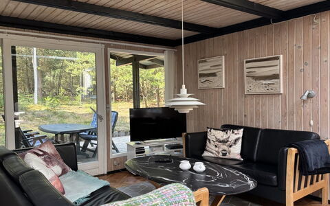 Hardina - 1Km from the Sea: Møbel, Træ, Indretning, Stol, Etage, Hjem, Stue, Loft, Kaffebord, Glas