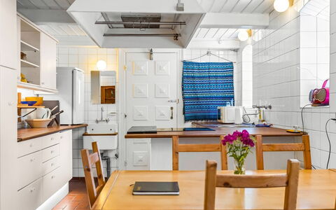 Thilo - 39Km from the Sea: Møbel, Køkken, Countertop, Gulvbelægning, Indretning, Cabinetry, Træ, Loft, Etage, Køkken Apparat