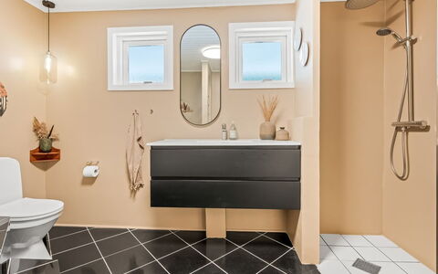 Ry 601: Gulvbelægning, Etage, Sanitærarmatur, Badeværelse, Indretning, Toilet, Toiletbræt, Badeværelsesskab, Vvs, Håndvask