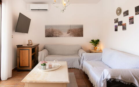 Portichuelo: Møbel, Indretning, Couch, Gulvbelægning, Træ, Værelse, Etage, Stue, Bord, Loft