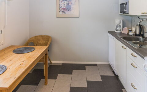 Pirtti: Gulvbelægning, Etage, Træ, Indretning, Møbel, Større Bandage, Countertop, Køkken, Køkken Apparat, Belysning