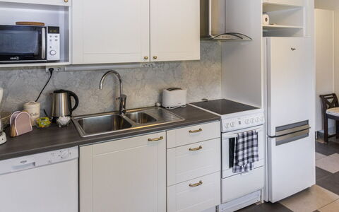 Pirtti: Køkken Apparat, Køkken, Countertop, Større Bandage, Køkkenvask, Cabinetry, Komfur, Håndvask, Gulvbelægning, Husholdningsapparat