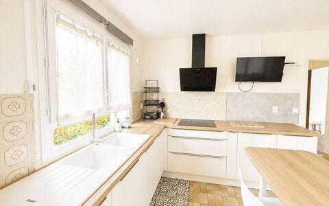 Les Glaieuls: Countertop, Køkken, Indretning, Gulvbelægning, Møbel, Cabinetry, Træ, Køkken Apparat, Etage, Større Bandage