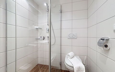 Susi: Gulvbelægning, Etage, Bruser, Bruser Dør, Vvs, Badeværelse, Sanitærarmatur, Brusehoved, Flise