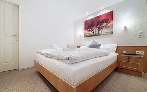Susi: Seng, Indretning, Soveværelse, Etage, Sengetøj, Gulvbelægning, Sengetøj, Loft, Værelse, Bed Frame