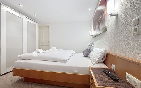 Susi: Indretning, Loft, Gulvbelægning, Møbel, Etage, Seng, Soveværelse, Værelse, Belysning, Sengetøj
