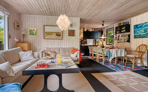 Tarvo - 500M to the Fjord: Møbel, Indretning, Træ, Loft, Couch, Gulvbelægning, Stue, Lysarmatur, Etage, Værelse