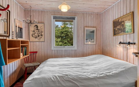Tarvo - 500M to the Fjord: Soveværelse, Indretning, Væg, Træ, Gulvbelægning, Etage, Seng, Loft, Møbel, Sengetøj