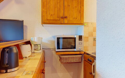 Les Grandes Aiguilles: Træ, Gulvbelægning, Møbel, Indretning, Etage, Countertop, Større Bandage, Cabinetry, Køkken, Værelse