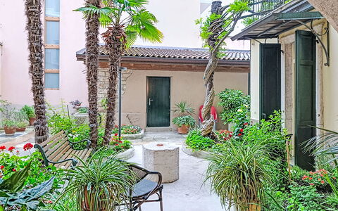 Le Falesie: Blomsterkrukke, Busk, Have, Stueplante, Hacienda, Gårdsplads, Landscaping, Gård, Skygge