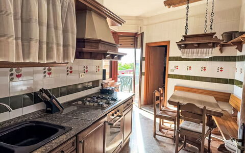 La Terrazza di Colle Marino: Træ, Køkken, Møbel, Indretning, Countertop, Gulvbelægning, Cabinetry, Etage, Bejdse, Hjem