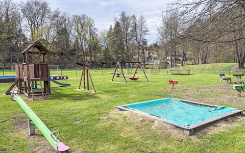 Green Valley Park Stárkov 18: Træ, Græs, Legepladsudstyr, Legetøjsrutsjebane, Offentlige Rum, Have, Parkere, Chute, Legeplads, Lawn