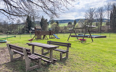Green Valley Park Stárkov 18: Træ, Græs, Udendørs Bench, Offentlige Rum, Almindeligt, Bænk, Parkere, Lawn, Have, Picnic Bord