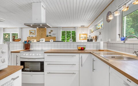 Frerich - 450M to the Fjord: Køkken, Gulvbelægning, Countertop, Træ, Indretning, Køkken Apparat, Større Bandage, Loft, Cabinetry, Etage