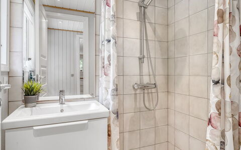 Frerich - 450M to the Fjord: Badeværelse, Indretning, Gulvbelægning, Sanitærarmatur, Etage, Vvs, Håndvask, Badeværelsesskab, Toilet, Tap