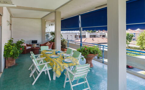Appartamento la Terrazza di Anna: Skygge, Stol, Blomsterkrukke, Udendørs Møbler, Altan, Stueplante, Udendørs Bord, Eco Hotel, Udendørs Struktur, Markise