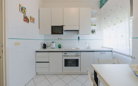 Appartamento la Terrazza di Anna: Køkken, Køkken Apparat, Countertop, Gulvbelægning, Større Bandage, Indretning, Cabinetry, Møbel, Etage, Belysning