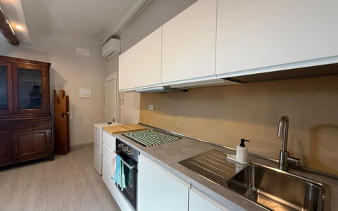 Il Pittore: Køkken, Countertop, Køkken Apparat, Større Bandage, Gulvbelægning, Indretning, Cabinetry, Træ, Etage, Køkkenvask