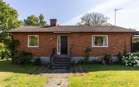 Villa Fröseke: Bygning, Vindue, Hus, Boligområde, Hjem, Busk, Sommerhus, Tag, Dør