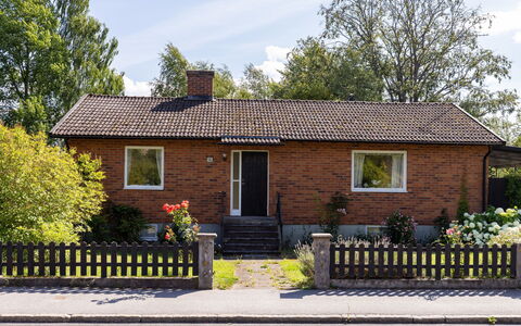 Villa Fröseke: Bygning, Væg, Vindue, Hus, Boligområde, Hjem, Busk, Sommerhus, Mursten