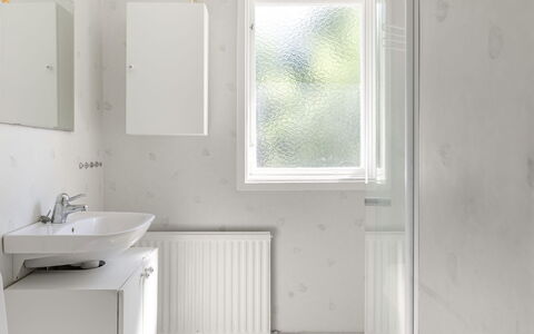 Villa Fröseke: Væg, Indretning, Sanitærarmatur, Gulvbelægning, Etage, Loft, Badeværelsesvask, Håndvask, Badeværelse, Vvs