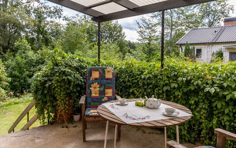 Villa Fröseke: Møbel, Have, Udendørs Møbler, Bord, Busk, Udendørs Bord, Skygge, Backyard, Stol