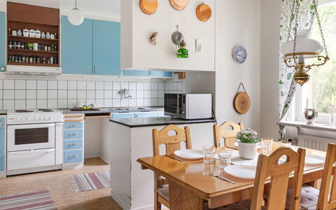 Villa Fröseke: Møbel, Køkken, Køkken Apparat, Indretning, Cabinetry, Countertop, Gulvbelægning, Træ, Lysarmatur, Større Bandage