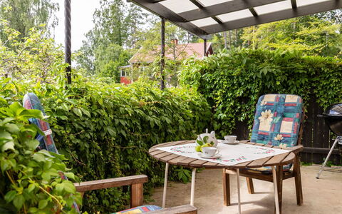 Villa Fröseke: Busk, Møbel, Have, Skygge, Udendørs Bord, Udendørs Møbler, Backyard, Stol, Udendørs Struktur, Gård