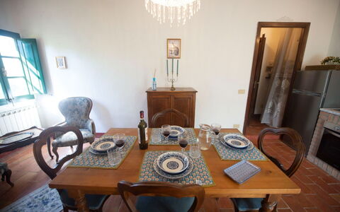 Podere Dolce Sonno e Sonnellino: Møbel, Indretning, Bord, Spisestue, Gulvbelægning, Træ, Stol, Køkken & Spisebord, Etage, Værelse