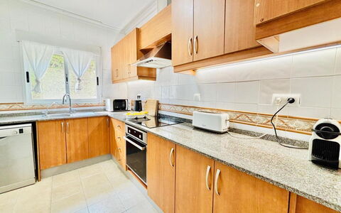 Calma: Køkken, Gulvbelægning, Etage, Større Bandage, Hjem, Køkken Apparat, Køkkenvask, Møbel, Cabinetry, Countertop