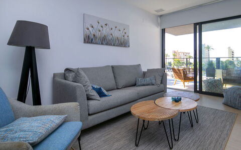 Arenal Beach: Møbel, Couch, Gulvbelægning, Indretning, Etage, Stue, Bord, Kaffebord, Stol