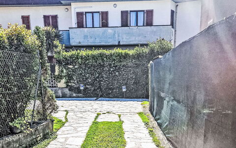 Marina di Massa 651: Væg, Grøn, Gyde, Indkørsel, Have, Walkway, Flise, Cobblestone, Landscaping, Backyard