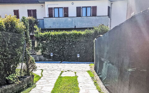 Marina di Massa 651: Indkørsel, Have, Walkway, Flise, Skygge, Gyde, Landscaping, Backyard, Cobblestone, Skygge