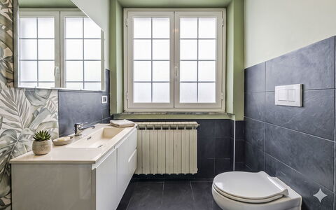 Marina di Massa 651: Badeværelse, Sanitærarmatur, Gulvbelægning, Etage, Indretning, Tap, Håndvask, Toilet, Flise, Vvs