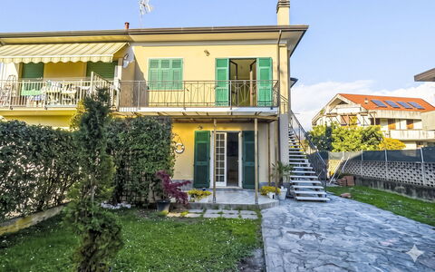 Marina di Massa 651: Boligområde, Hus, Kvarter, Hjem, Menneskelig Bosættelse, Altan, Veranda, Forstad, Skygge, Estate