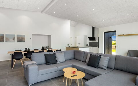 Kamile - 500M from the Sea: Indretning, Gulvbelægning, Loft, Etage, Træ, Møbel, Belysning, Stue, Couch, Værelse