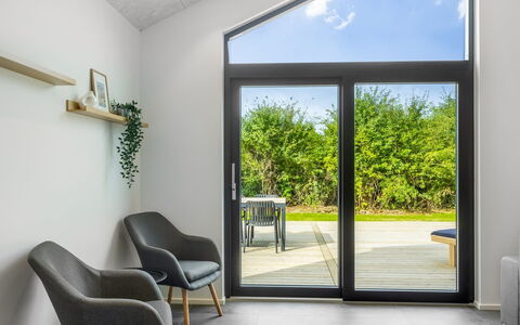 Kamile - 500M from the Sea: Indretning, Home Dør, Glas, Hårdttræ, Stue, Stueplante, Trægulve, Design, Stol