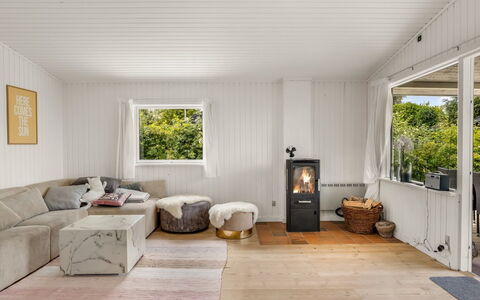 Ulli - 350M from the Sea: Gulvbelægning, Indretning, Etage, Træ, Møbel, Loft, Trægulve, Couch, Stue, Værelse