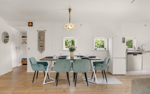 Ulli - 350M from the Sea: Møbel, Indretning, Træ, Gulvbelægning, Loft, Bord, Køkken & Spisebord, Stol, Spisestue, Hjem