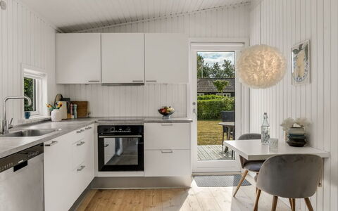 Ulli - 350M from the Sea: Indretning, Gulvbelægning, Køkken, Træ, Countertop, Loft, Møbel, Etage, Køkken Apparat, Lysarmatur