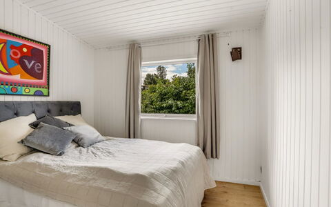 Ulli - 350M from the Sea: Seng, Soveværelse, Indretning, Gulvbelægning, Sengetøj, Træ, Sengetøj, Etage, Møbel, Loft