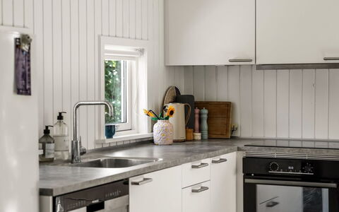 Ulli - 350M from the Sea: Køkken, Countertop, Køkken Apparat, Træ, Indretning, Gulvbelægning, Køkkenvask, Cabinetry, Husholdningsapparat, Større Bandage