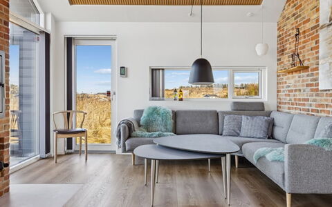 Nuka - 250M from the Sea: Træ, Møbel, Gulvbelægning, Indretning, Etage, Hjem, Trægulve, Stue, Couch, Loft