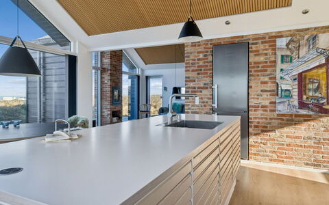 Nuka - 250M from the Sea: Indretning, Væg, Gulvbelægning, Træ, Loft, Køkken, Møbel, Lysarmatur, Etage, Countertop