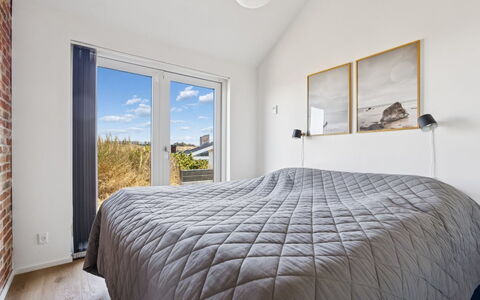 Nuka - 250M from the Sea: Træ, Hjem, Soveværelse, Seng, Sengetøj, Sengetøj, Dagslys, Hårdttræ, Sengetøj, Bed Frame