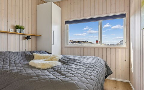 Nuka - 250M from the Sea: Træ, Etage, Gulvbelægning, Indretning, Loft, Soveværelse, Seng, Hårdttræ, Værelse, Bejdse